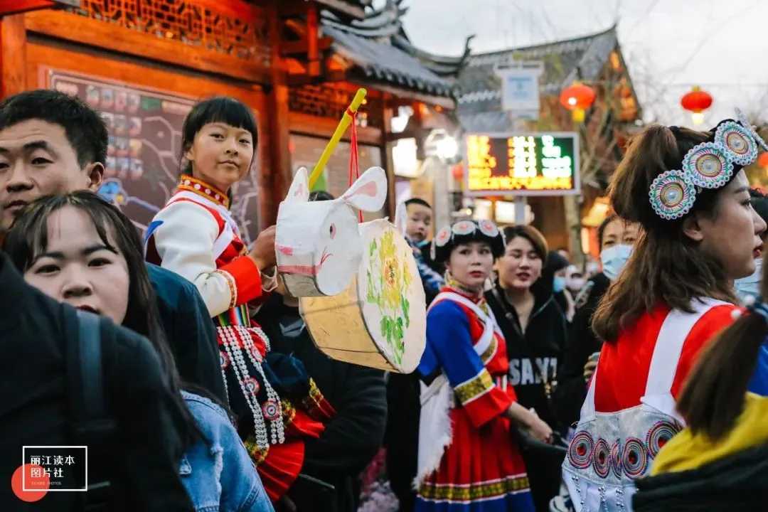 灯火长龙闹元宵！昨晚的丽江古城太震撼！