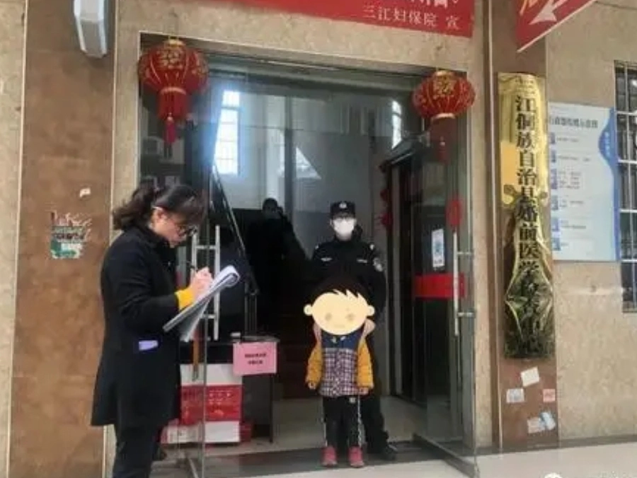 父母离婚将孩子忘在民政局，孩子大哭找妈妈：妈妈是不是被抓走了？