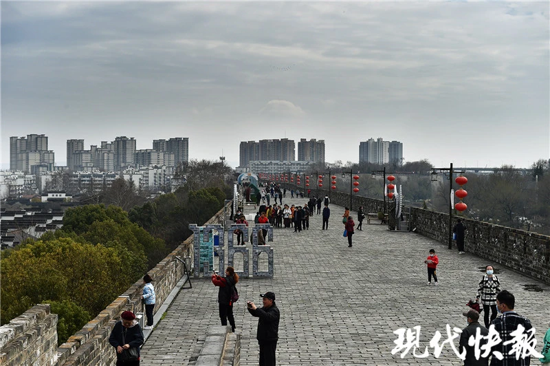 闹完元宵“上城头”：南京人正月十六举家出游，就地练起广场舞