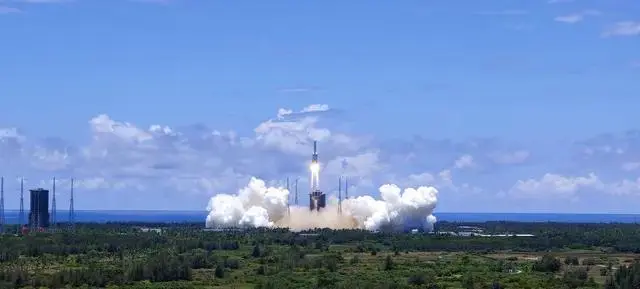 国产火星车安装四块太阳能电池板，背后是核能与太阳能的抉择