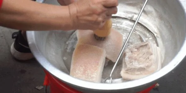 炸好这锅扣肉，我就是防城街最靓的仔