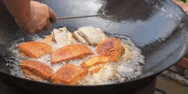 炸好这锅扣肉，我就是防城街最靓的仔