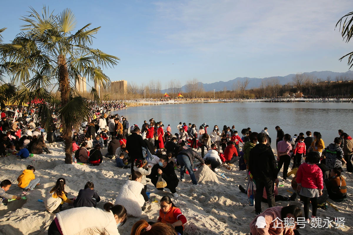 西安这片人工沙滩酷似海滩，春节假期来玩沙的人真多，天天爆满