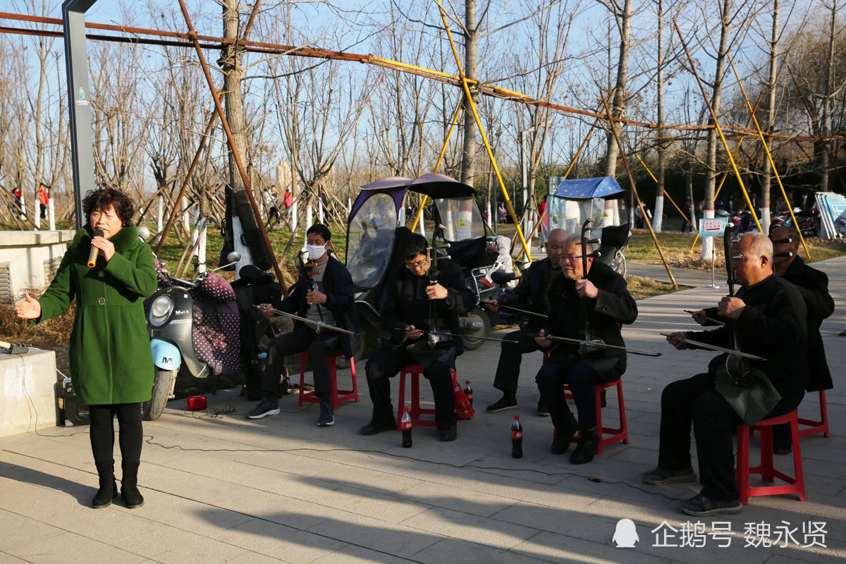 西安这片人工沙滩酷似海滩，春节假期来玩沙的人真多，天天爆满