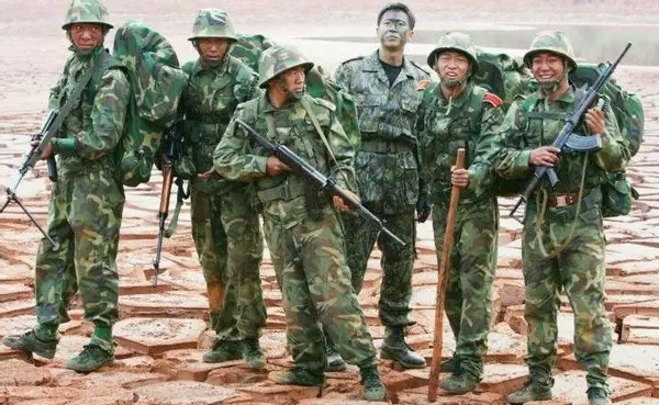 《士兵突击》剧组15年重聚首，真是谁来谁尴尬