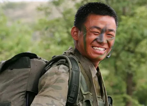 《士兵突击》剧组15年重聚首，真是谁来谁尴尬