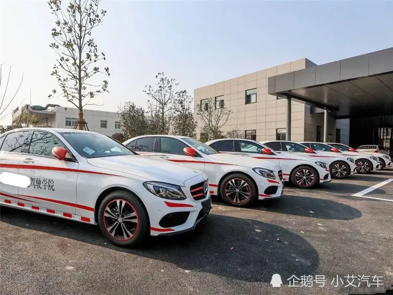 驾校为拉生意买奔驰当教练车，学员：教练都不敢开，我们怎么练？