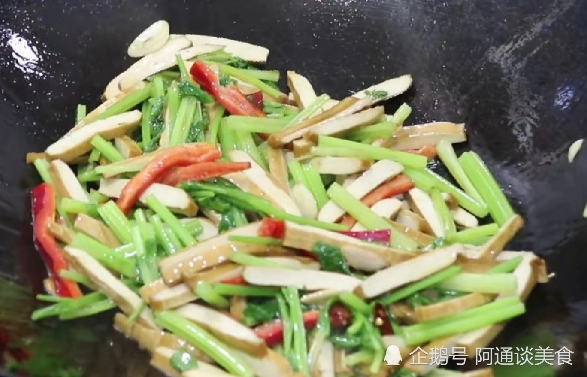 饭店的芹菜炒香干为什么这么好吃，原来大厨多做了这一步，学到了