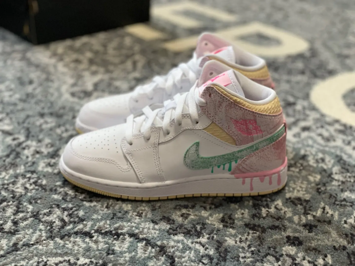 全新配色 Air Jordan 1 Mid（GS）白粉冰淇淋