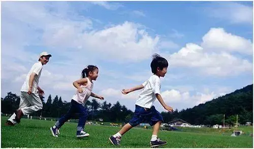 康辉首次曝光家庭私照，却引发网友的吐槽：不生孩子妨碍到谁了