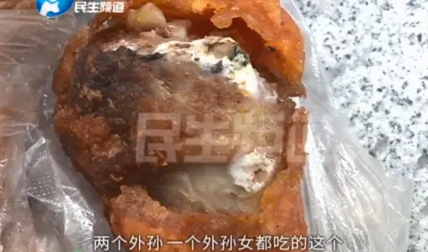 超市买炸鸡腿，吃完三个孩子进医院？现场剥开鸡腿发现惊人一幕！