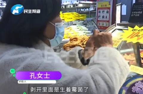 超市买炸鸡腿，吃完三个孩子进医院？现场剥开鸡腿发现惊人一幕！