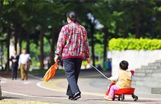 “凭什么姥姥带我，长大了却让奶奶来享福？”孩子爸的回答太霸道