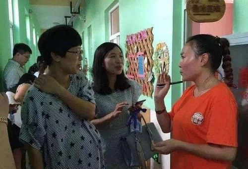 孩子奖状“贴满墙”成墙纸，家长不但不以为傲，还满面愁容