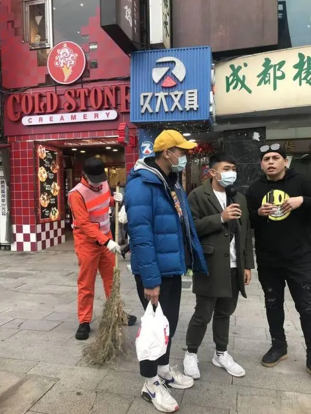 想复出想疯了？罗志祥扮清洁工听路人评价，受访者好敢说