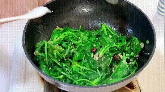 炒蒜蓉菠菜注意这几点，记住不要和豆腐搭配，在家做出饭店的味道