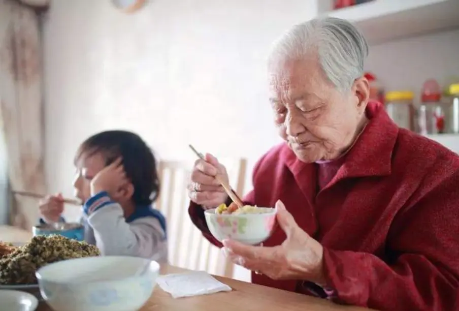 “隐形啃老”正在蔓延，心疼父母察觉不到，还认为子女很孝顺