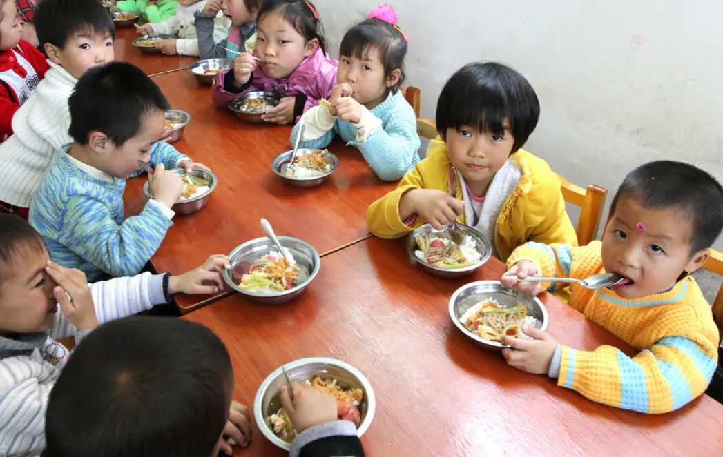 男孩在幼儿园拉肚子，裤子被老师直接扔了，家长却要求赔偿一万