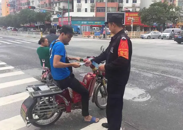 交警提醒：电动车带上这个上路行驶，查到一律罚款50元