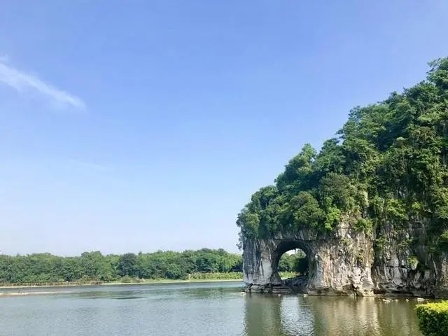 英国游客到桂林旅游，看到大山都被围起来收费！直言看不明白