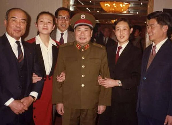 1979年邓小平卸任总参谋长，与老帅运筹帷幄，两度易人后终于敲定