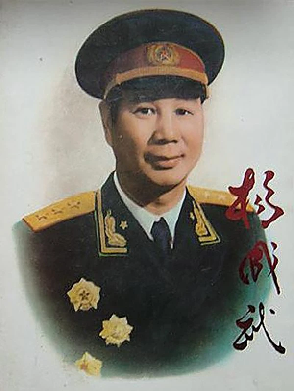 1979年邓小平卸任总参谋长，与老帅运筹帷幄，两度易人后终于敲定