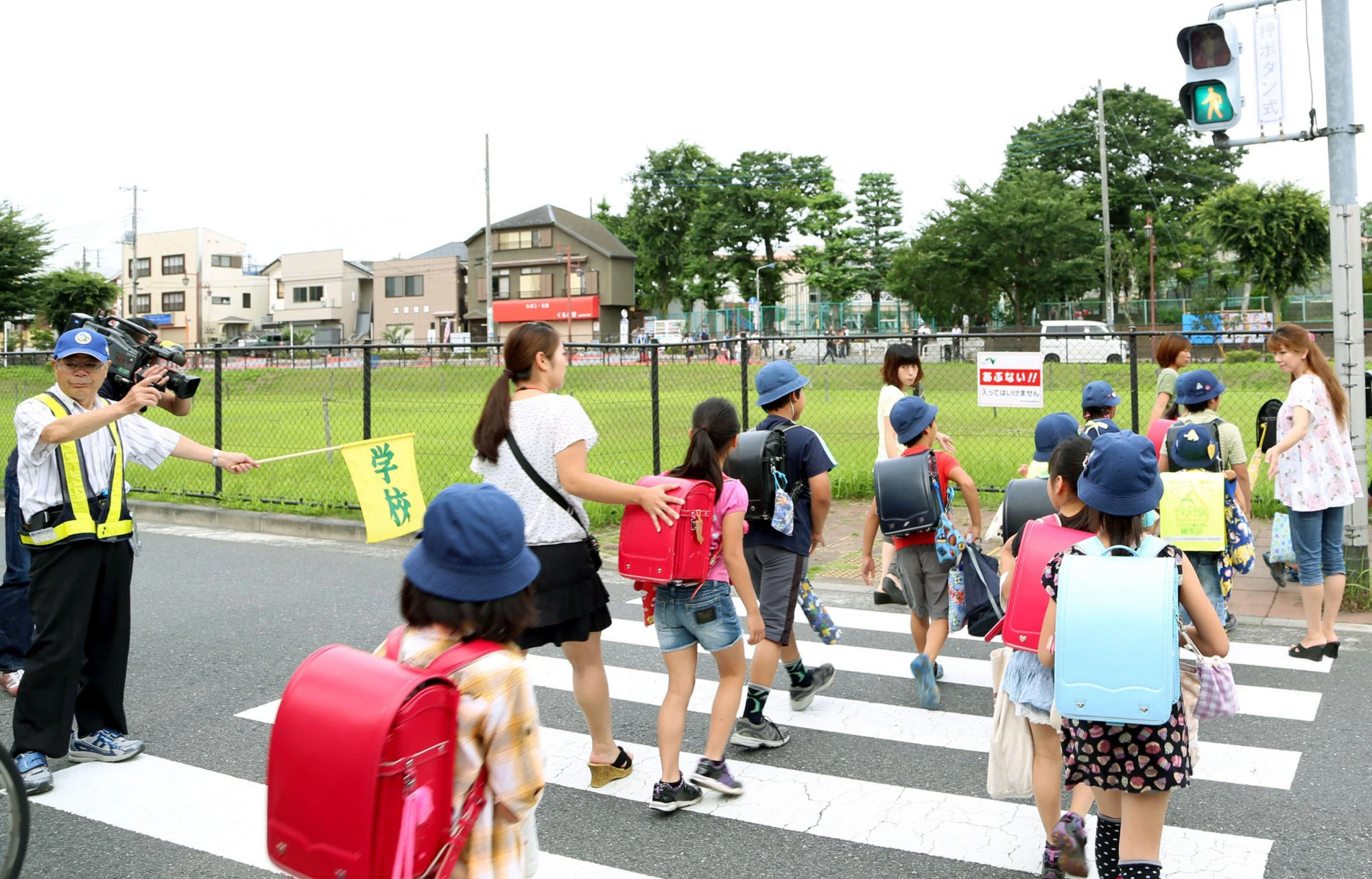 日本：校园“男子汉教育”正在发生变化，书包颜色竟有如此玄机？