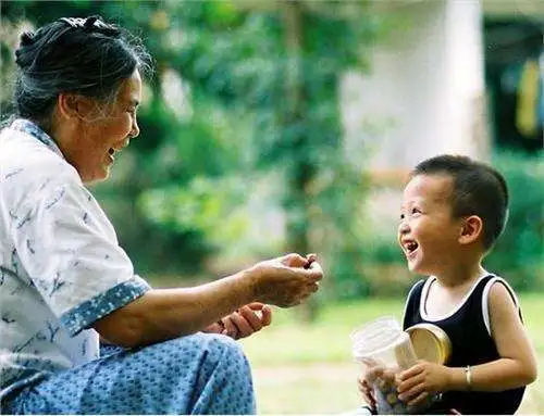 婆婆在家“假带娃”，看起来受苦受累，背后却全靠一张嘴