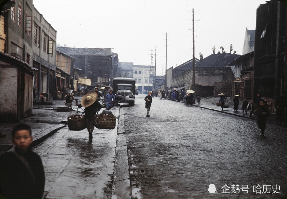 老照片：1945年重庆，百姓衣装整洁，国军少校合影英国女军官