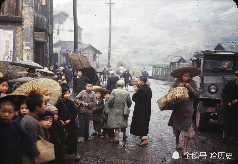 老照片：1945年重庆，百姓衣装整洁，国军少校合影英国女军官