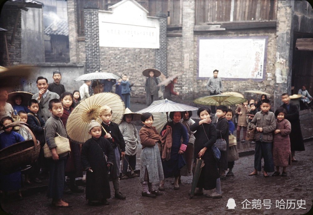 老照片：1945年重庆，百姓衣装整洁，国军少校合影英国女军官