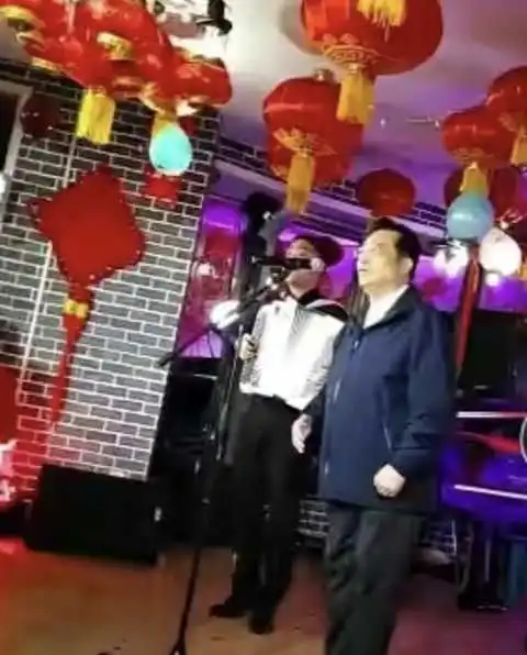 81岁李双江现身商演，舞台设施简陋落魄，晚年生活看着太心酸！