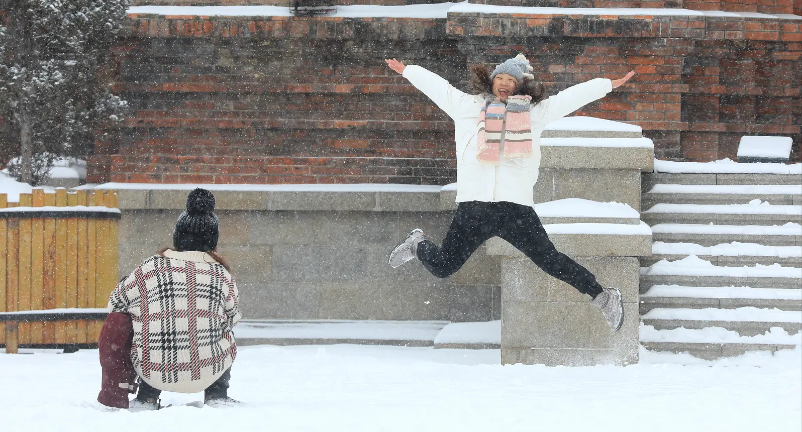 冰城降雪 市民游客又玩嗨了