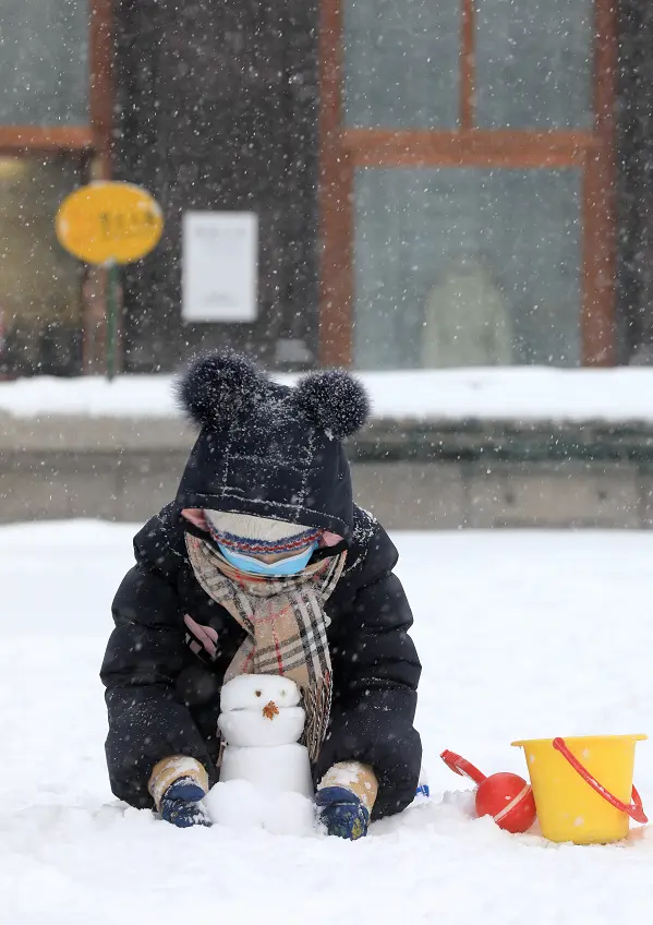 冰城降雪 市民游客又玩嗨了
