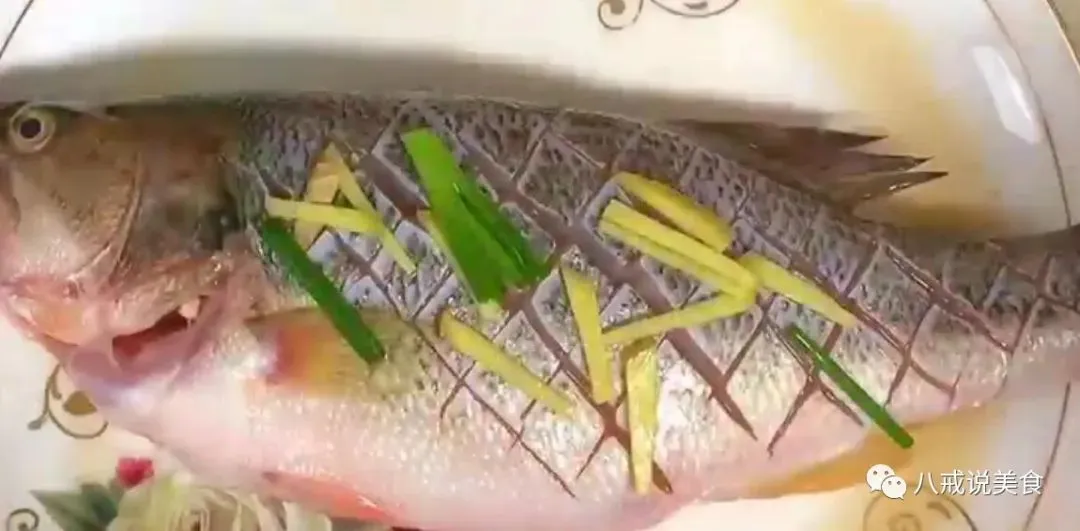 清蒸鲈鱼是一道既美味又营养的菜，怎么才能让鱼肉滑嫩鲜美呢？