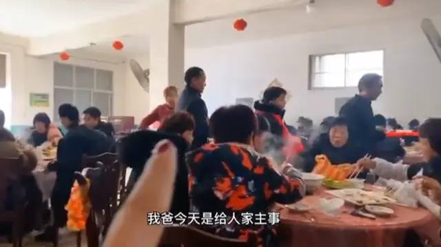 河南农村生日酒席，满桌子都是硬菜，酒席没结束就被打包完