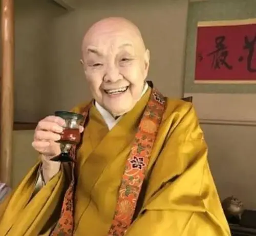 98岁日本尼姑作家：酒肉穿肠过，男友换不停，过自己喜欢的人生