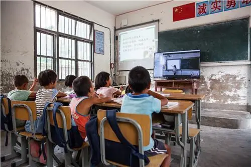 农村小学缺英语教师无法上课，校长抱怨：1.3万年薪都没人来！