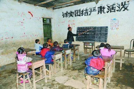 农村小学缺英语教师无法上课，校长抱怨：1.3万年薪都没人来！