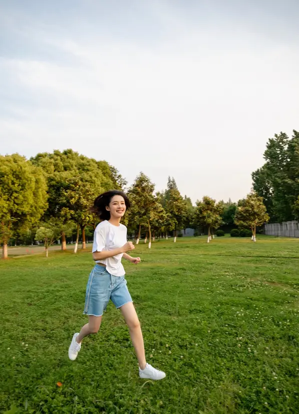 这是李沁首次尝试“蹦迪鞋”，看清她秀出的直线腿，我快崩溃了