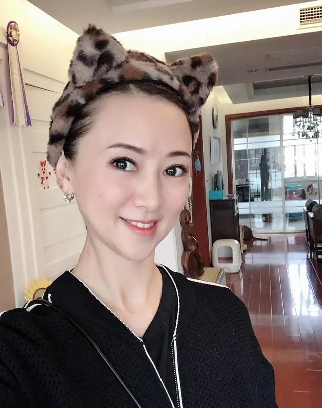 翁虹太可爱了，抱着猫猫装“猫妈妈”，穿黑色运动服也藏不住活力