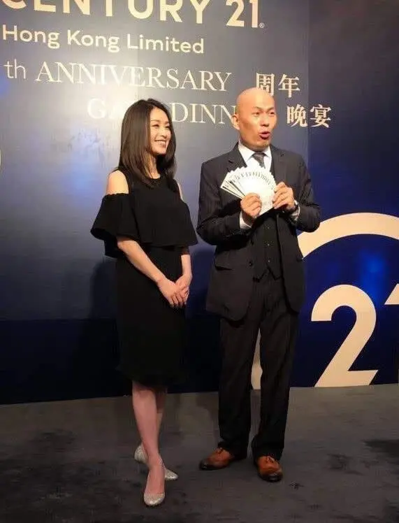 酒井法子快50岁一直很拼，穿亮片连衣短裙配长筒靴，比25岁时更嫩