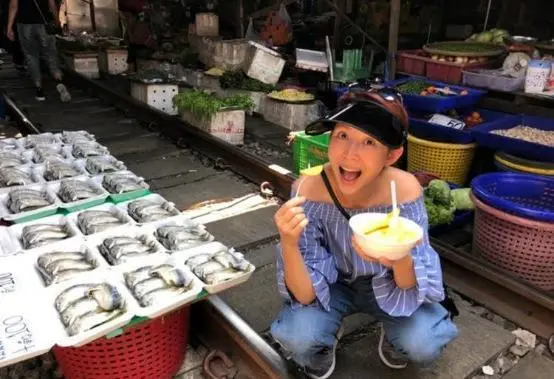 蔡少芬生完三胎后，真是美的一发不可收拾，穿复古女郎装真美