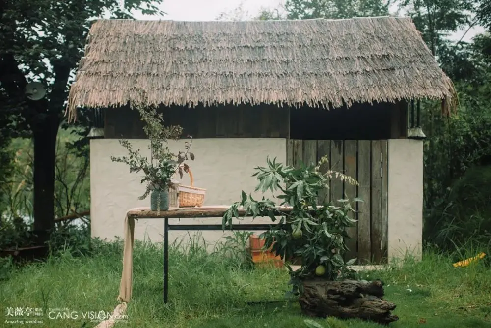 在山间湖水间的小众婚礼，一场最为自然舒适的户外婚礼