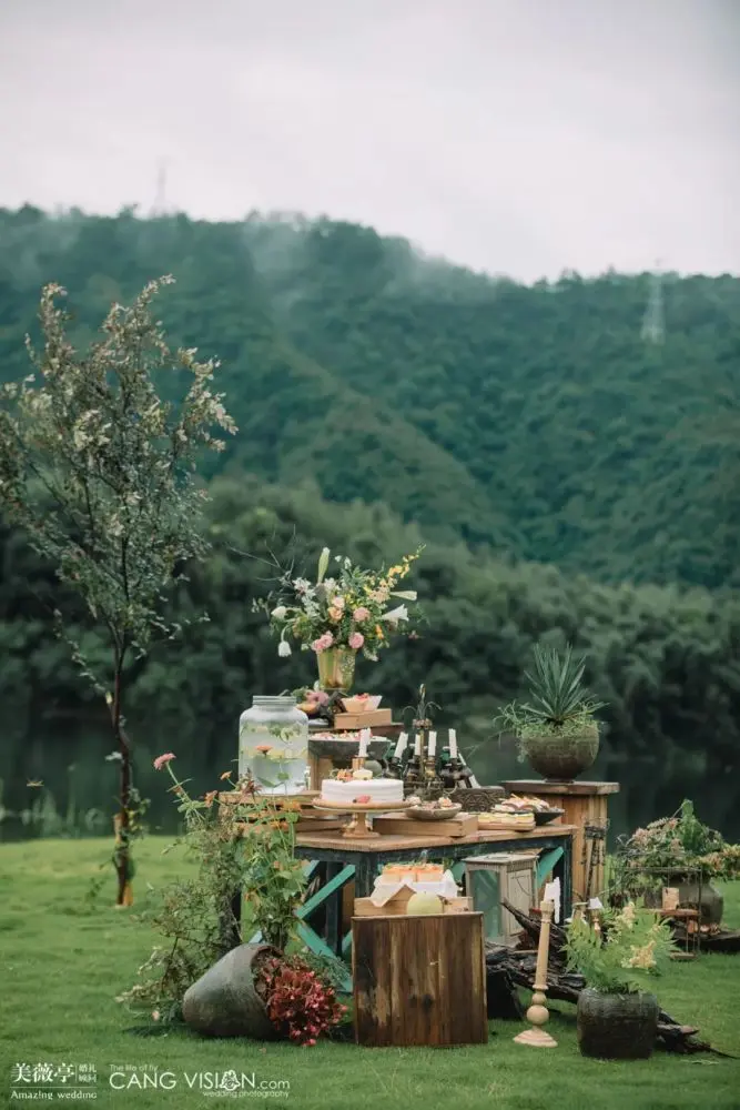 在山间湖水间的小众婚礼，一场最为自然舒适的户外婚礼