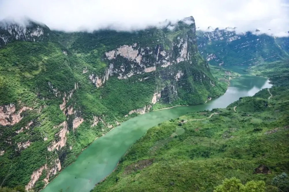 云天收夏色，木叶动秋声