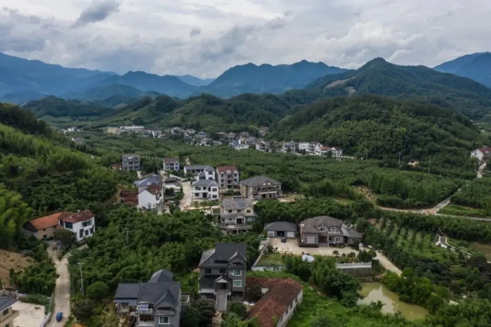 云天收夏色，木叶动秋声