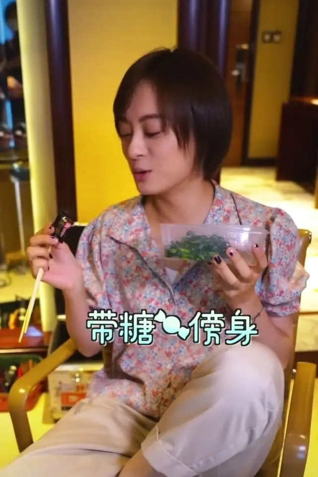 孙俪晚餐只吃一把青菜？造型土气暴露审美，脚踩椅子上坐姿太抢眼