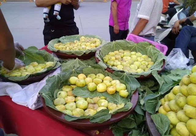 这水果吃之前还要打一拳，吃起来更甜吗？果农：没错，还更软糯