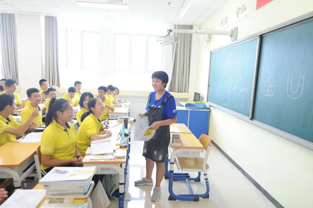 小镇做题家：考上名校依然自卑，有人挂科抑郁，有人求职受挫